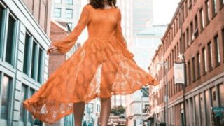 女性　オレンジ