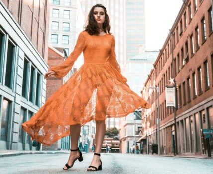 女性　オレンジ